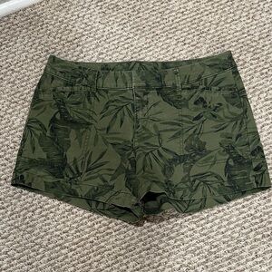 Old Navy Green Leaf Pattern Women's Cargo Shorts